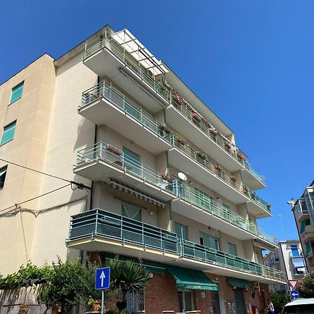 Апартаменты Il Mare In Piazza Альбисола-Супериоре Экстерьер фото